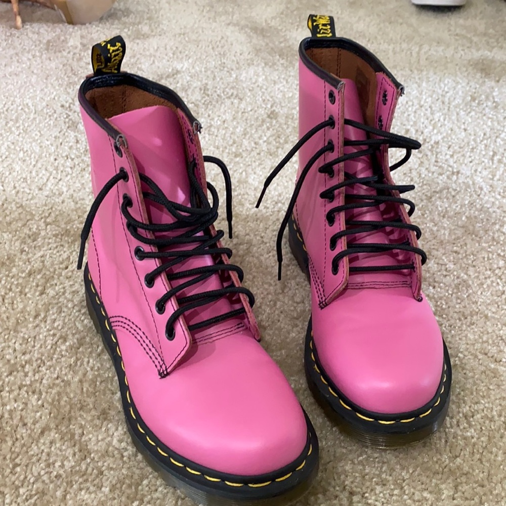 Dr. Martens ‘Smooth’ in fuchsia